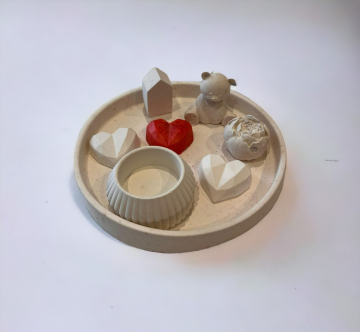 TEPSİ İÇERİSİNDE FİGÜRLÜ ALÇILAR VE TEALİGHT MUMLUK 