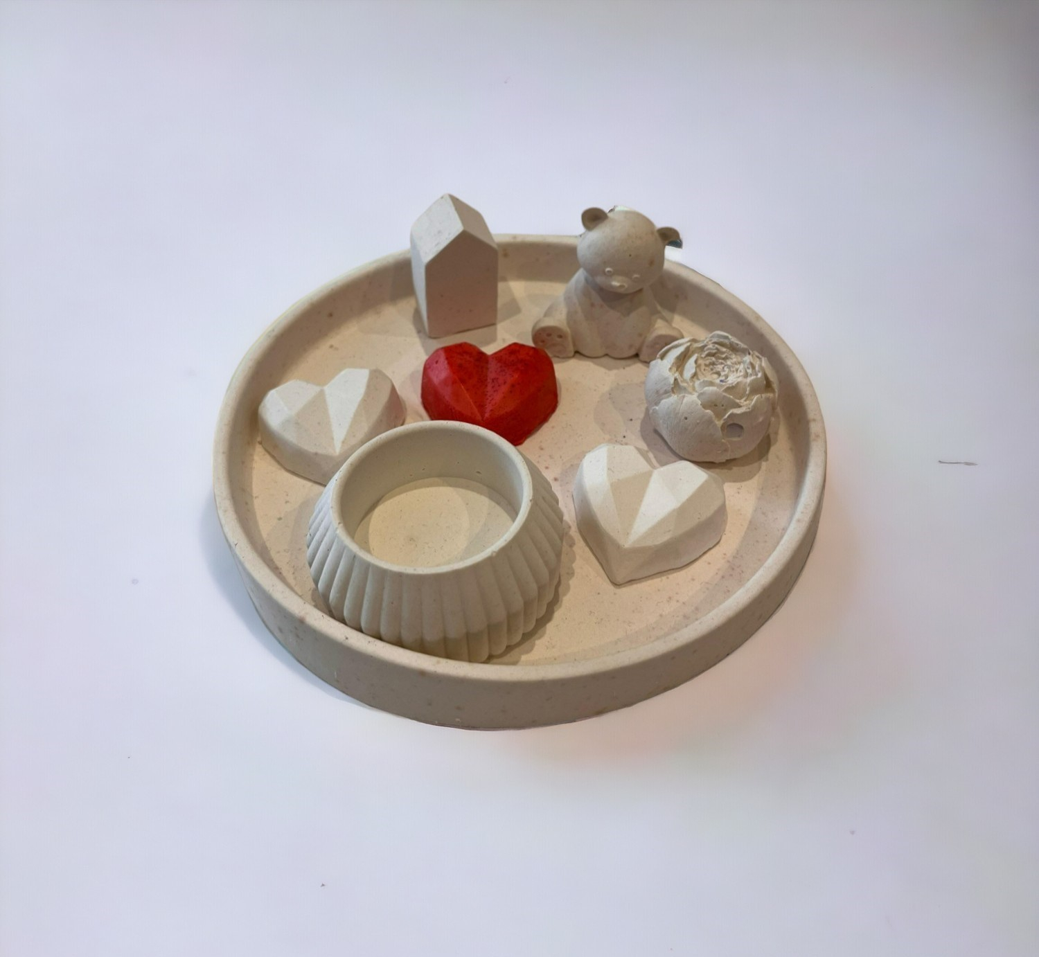 TEPSİ İÇERİSİNDE FİGÜRLÜ ALÇILAR VE TEALİGHT MUMLUK