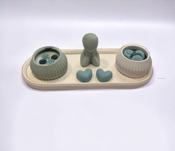 TEPSİ KALIBI ÜZERİNDE FİGÜRLÜ MUM 